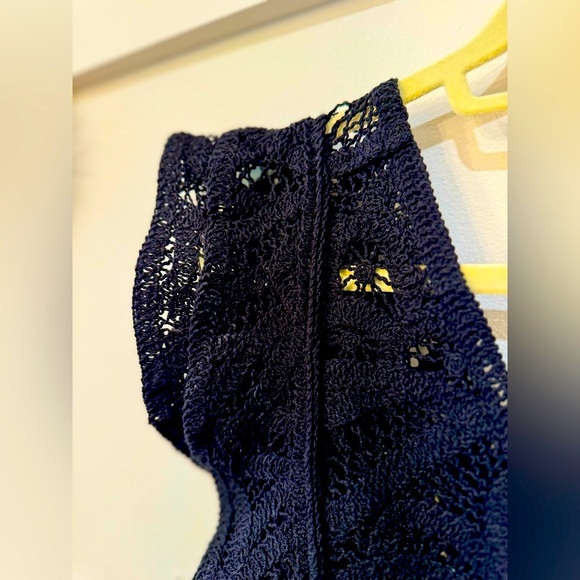 🫶🏽Price reduction🫶🏽 White House Black Market crocheted Black Top, Size MED - Picture 3 of 5